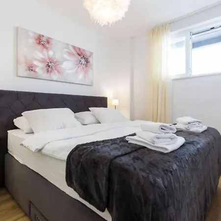 Cultural Haven Two Bedroom شقة زادار