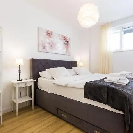 Cultural Haven Two Bedroom شقة *