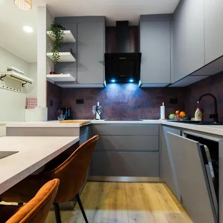 Cultural Haven Two Bedroom شقة زادار