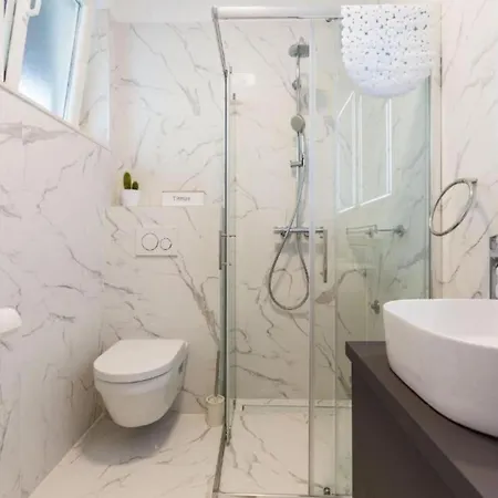 Cultural Haven Two Bedroom شقة *