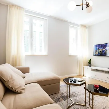 Cultural Haven Two Bedroom شقة زادار