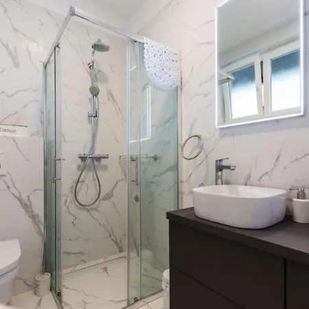 Cultural Haven Two Bedroom شقة زادار